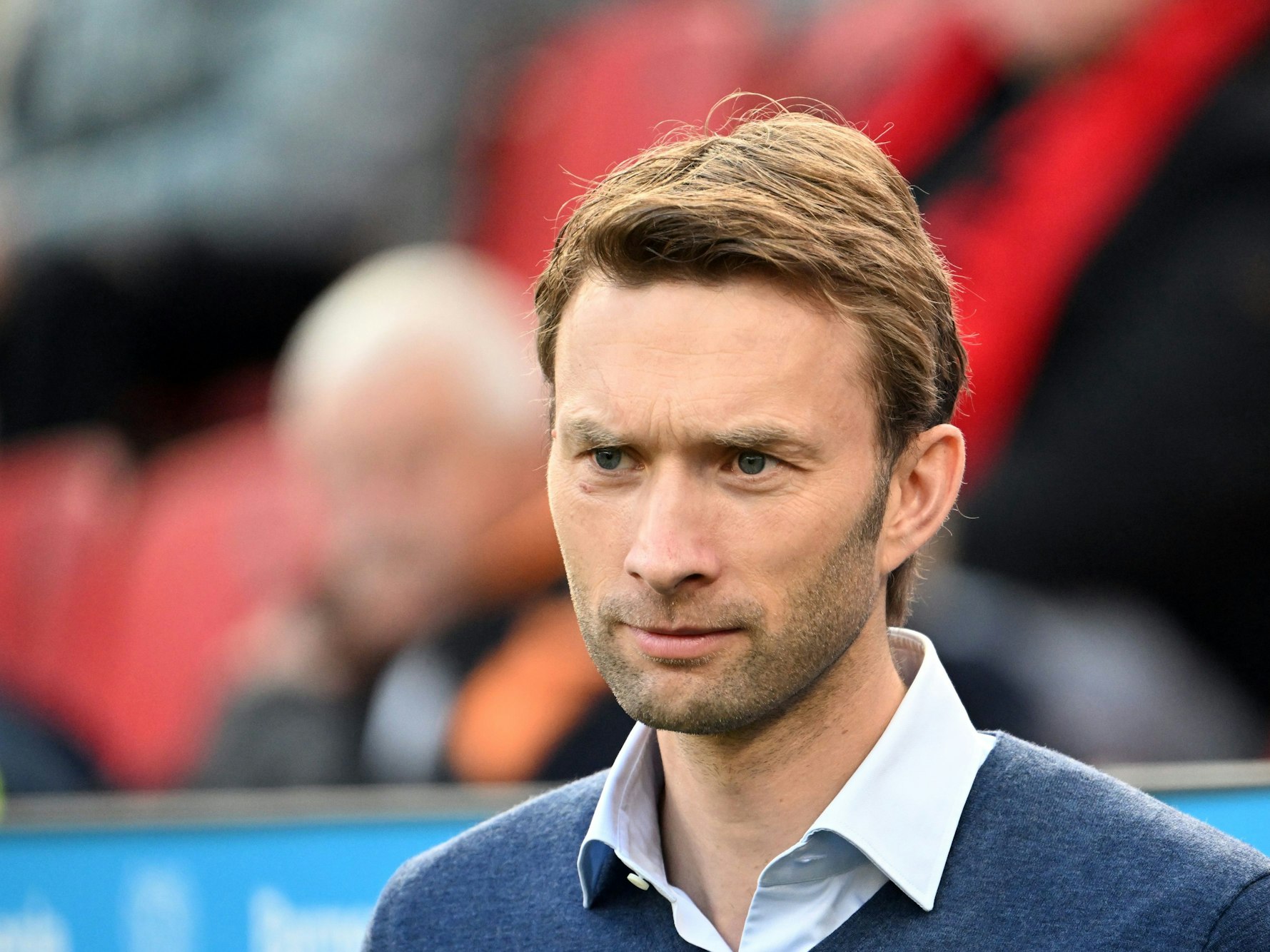 Simon Rolfes am Spielfeldrand.