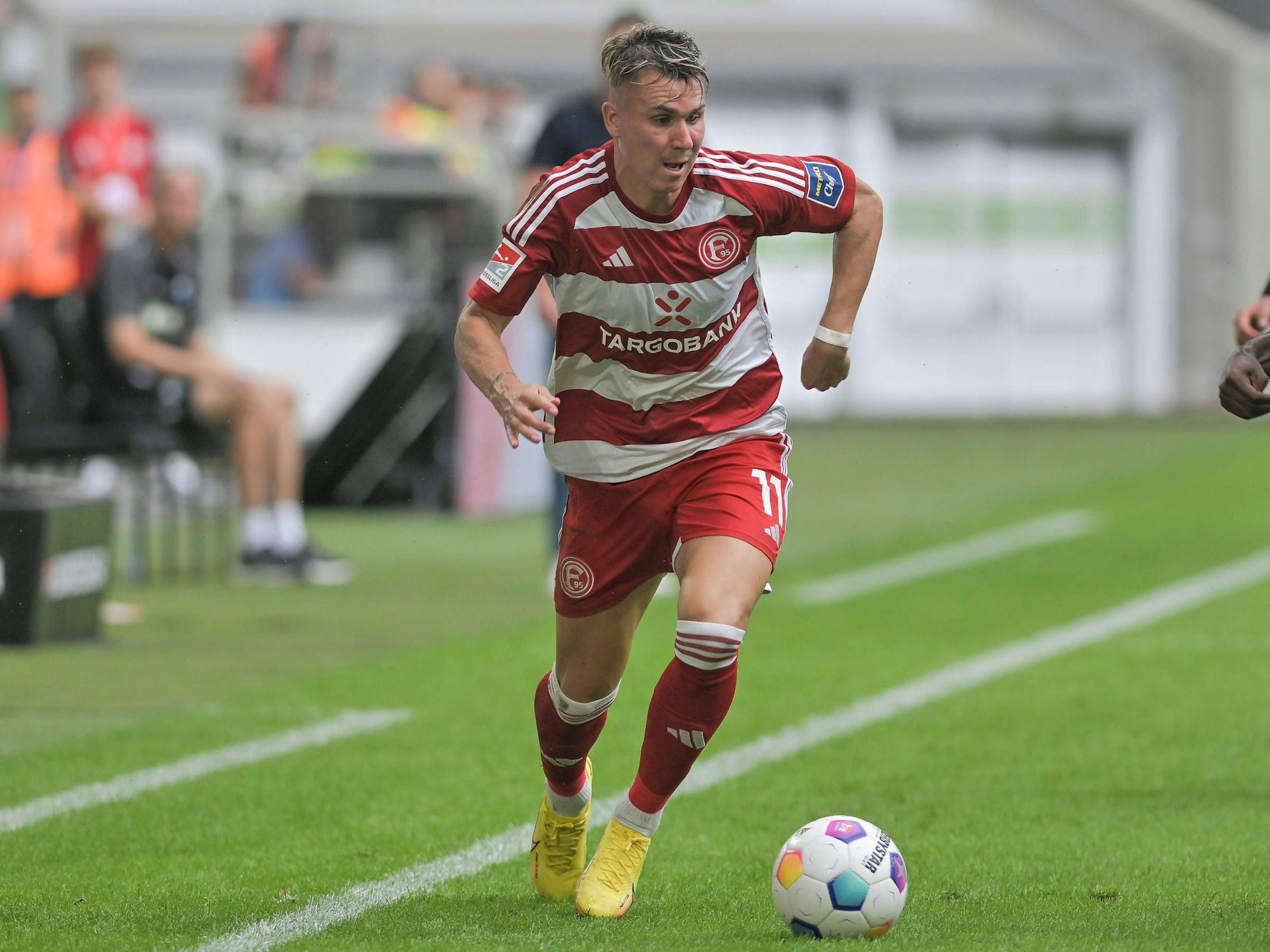 Felix Klaus führt den Ball im Spiel gegen den SC Paderborn.