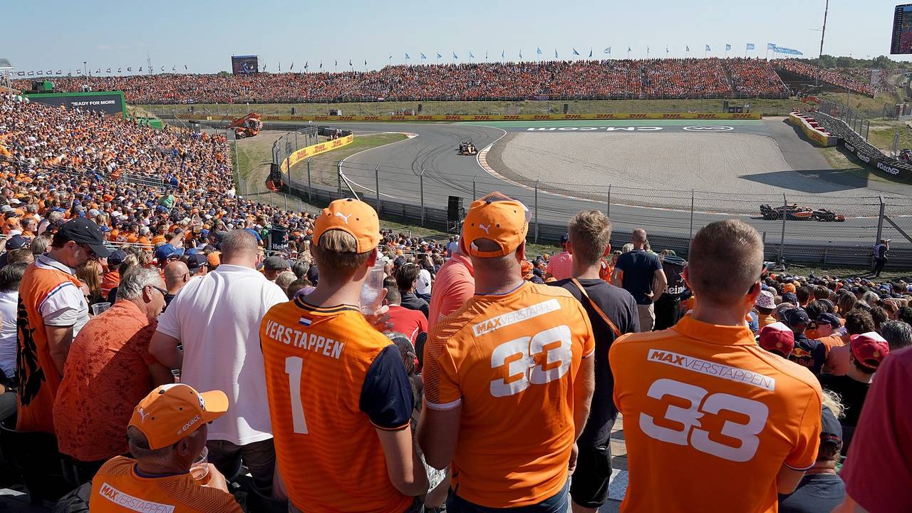 Grand Prix von Niederlande: Daniel Ricciardo aus Australien vom Team McLaren ist auf der Strecke unterwegs, gefolgt von Lando Norris aus Großbritannien vom Team McLaren.