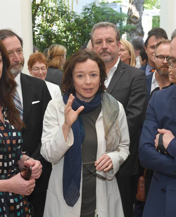 Die Kuratorin Franciska Zolyom (Mitte) erklärt Heiko Maas (SPD) und seiner Lebensgefährtin, der Schauspielerin Natalia Wörner, bei der Eröffnung des deutschen Pavillon den Beitrag der Künstlerin Süder Happelmann im deutschen Pavillon auf der Art Biennale Venedig 2019.