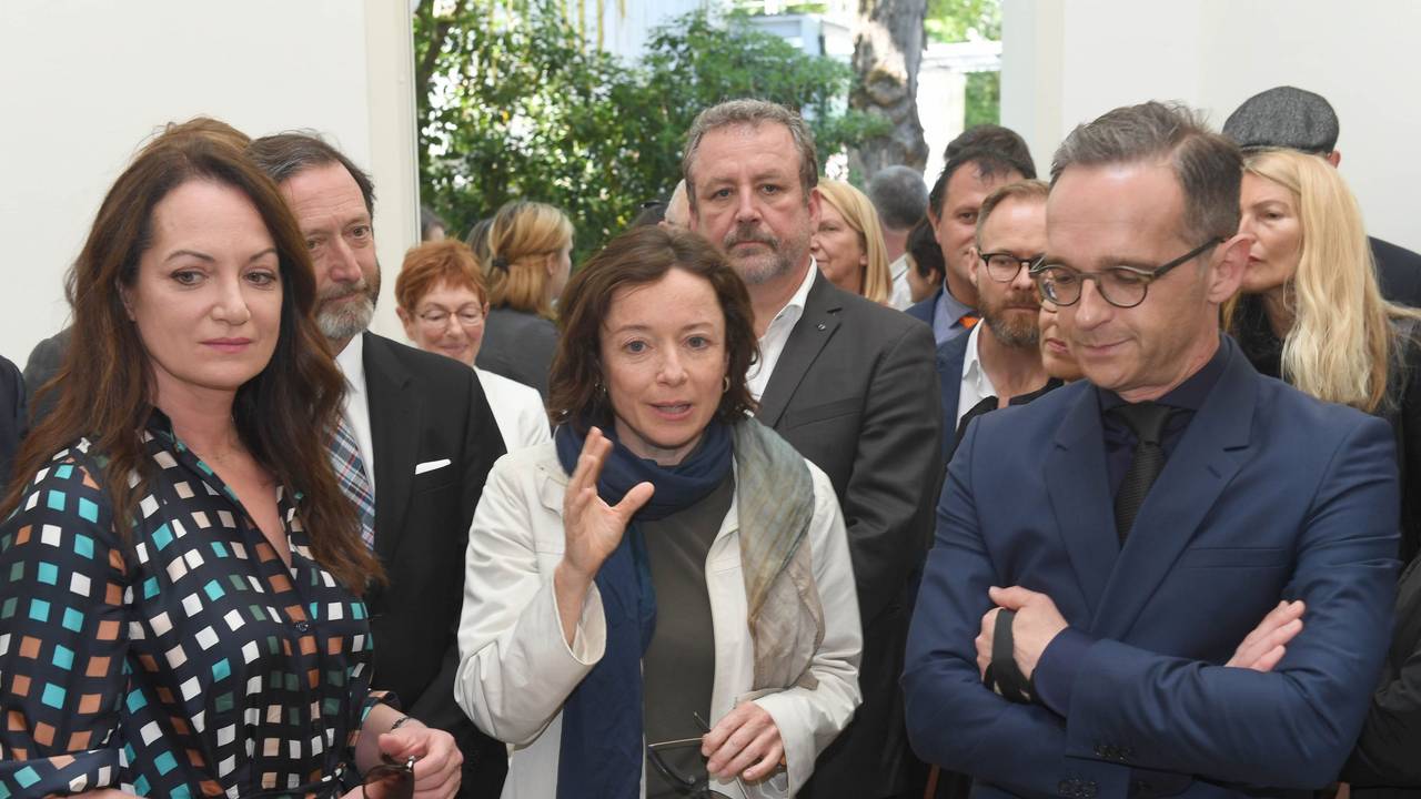 Die Kuratorin Franciska Zolyom (Mitte) erklärt Heiko Maas (SPD) und seiner Lebensgefährtin, der Schauspielerin Natalia Wörner, bei der Eröffnung des deutschen Pavillon den Beitrag der Künstlerin Süder Happelmann im deutschen Pavillon auf der Art Biennale Venedig 2019.