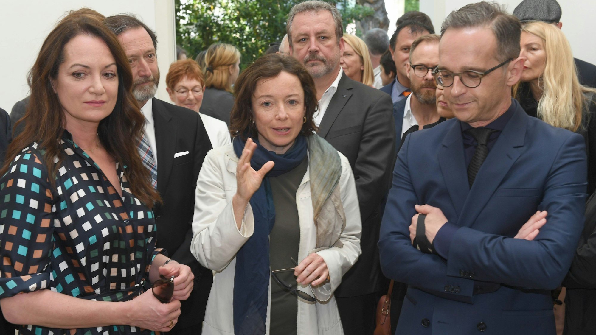 Die Kuratorin Franciska Zolyom (Mitte) erklärt Heiko Maas (SPD) und seiner Lebensgefährtin, der Schauspielerin Natalia Wörner, bei der Eröffnung des deutschen Pavillon den Beitrag der Künstlerin Süder Happelmann im deutschen Pavillon auf der Art Biennale Venedig 2019.