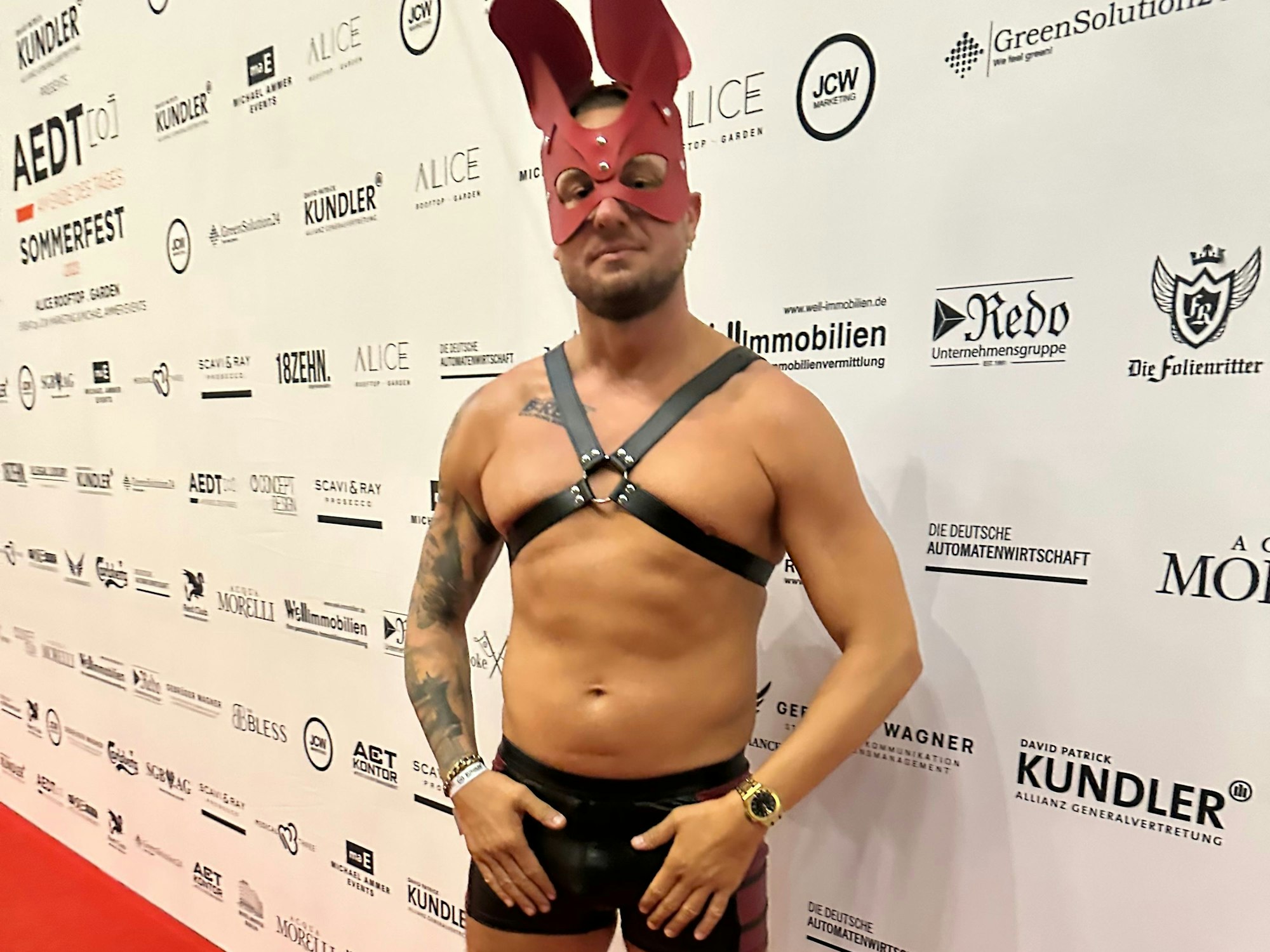 Eric Sindermann trägt eine Hasen-Maske und ein enges Leder-Höschen.