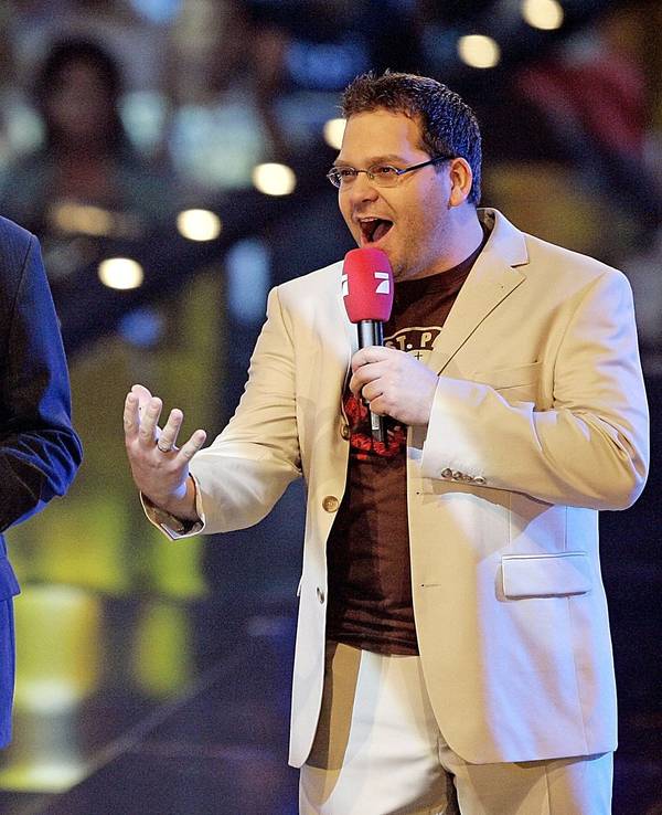 Das Foto zeigt Stefan Raab und Elton im Februar 2006