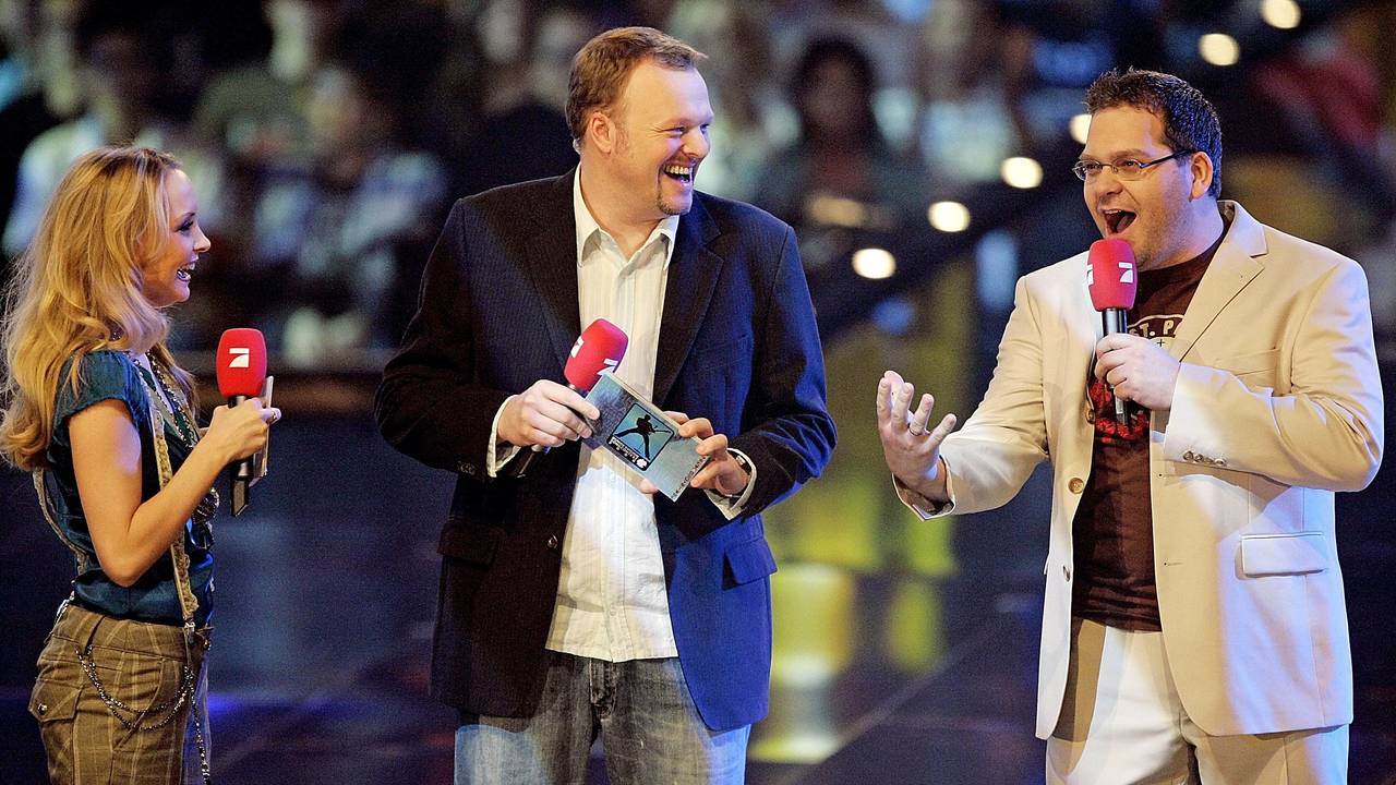 Das Foto zeigt Stefan Raab und Elton im Februar 2006
