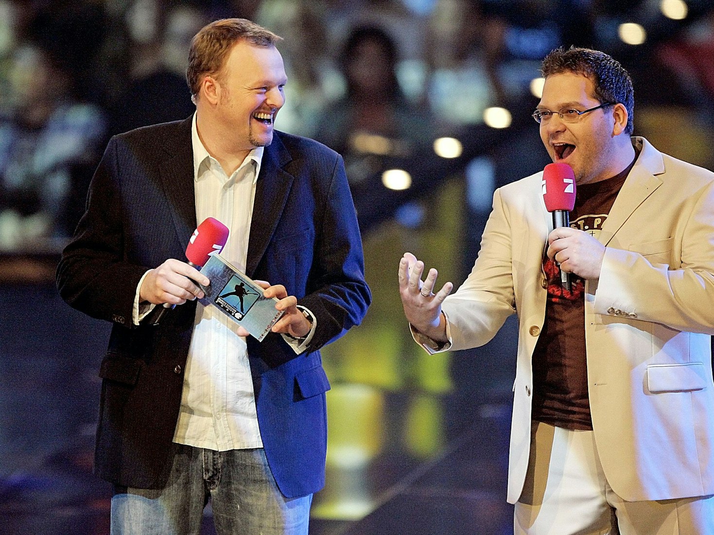 Das Foto zeigt Stefan Raab und Elton im Februar 2006