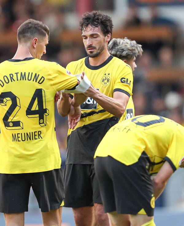 In einem Testspiel bekommt Thomas Meunier von Mats Hummels die Kapitänsbinde übergestreift.