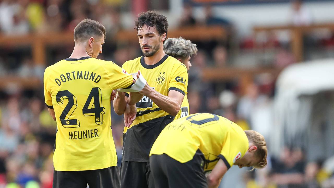 In einem Testspiel bekommt Thomas Meunier von Mats Hummels die Kapitänsbinde übergestreift.