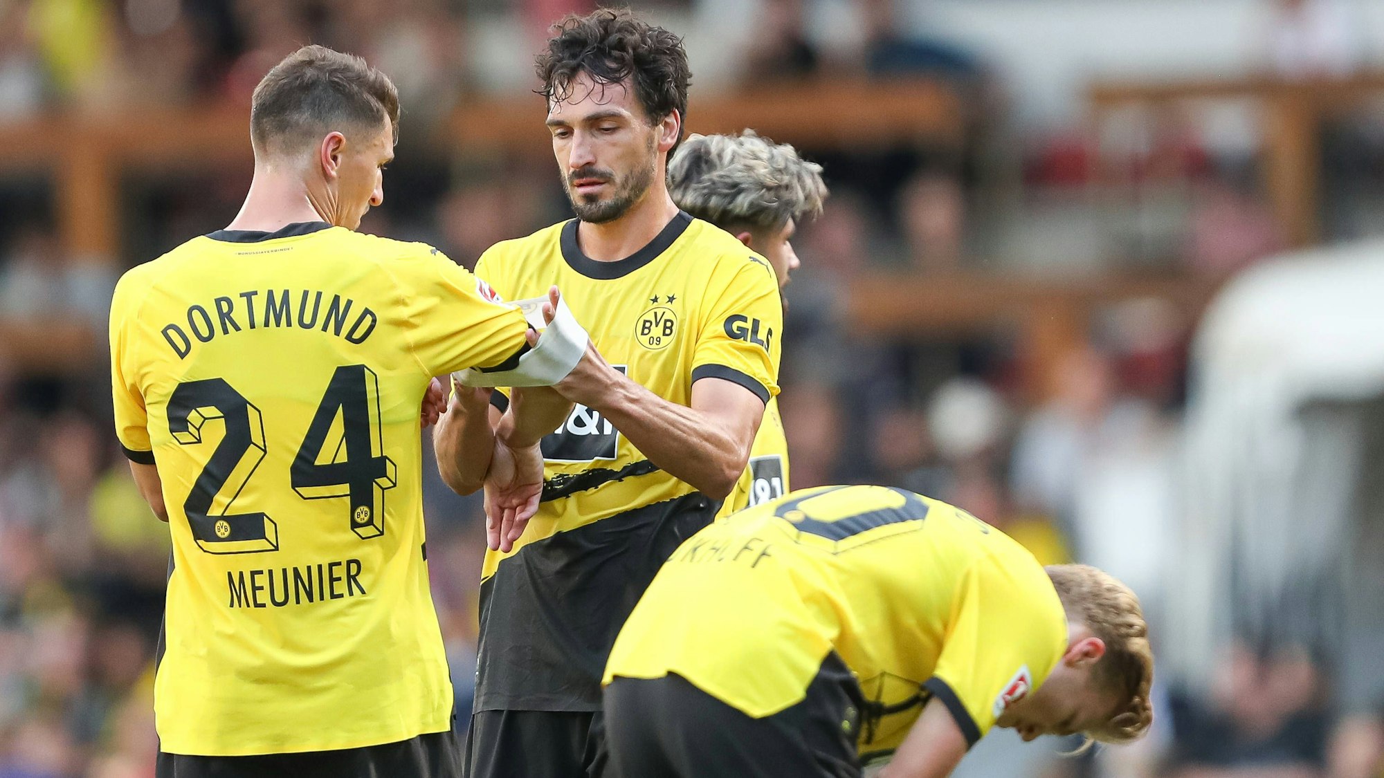 In einem Testspiel bekommt Thomas Meunier von Mats Hummels die Kapitänsbinde übergestreift.