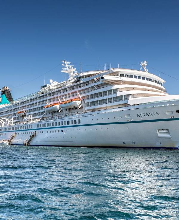 Die MS Artania auf dem Meer
