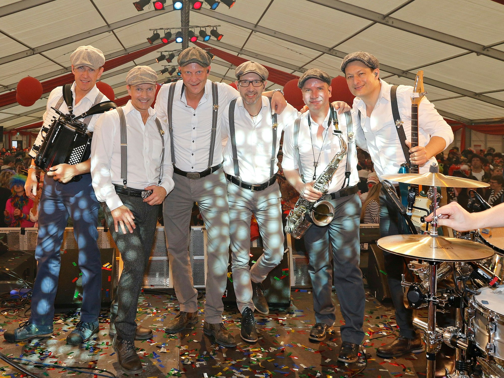 Klüngelköpp stehen auf der Bühne.