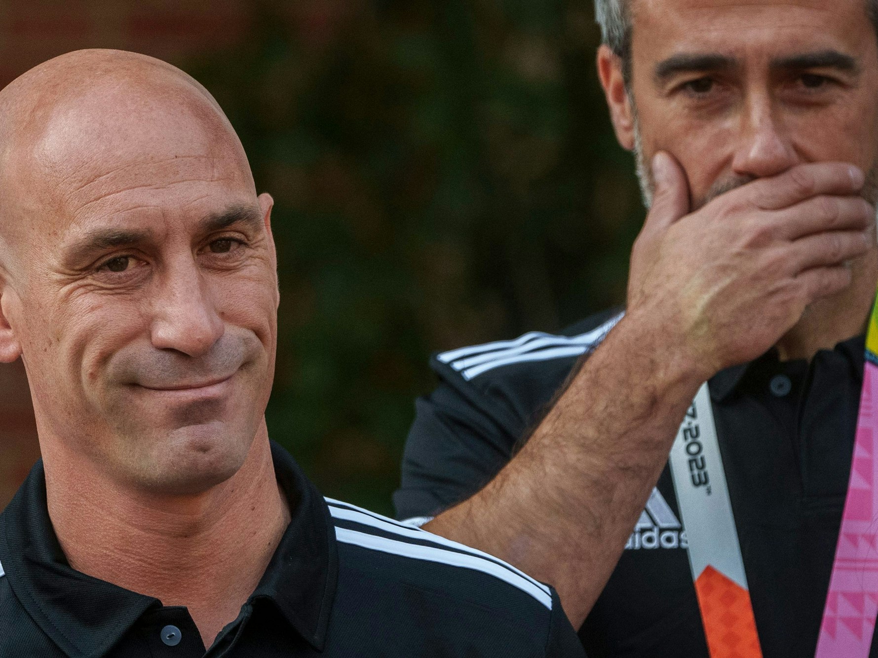 Der spanische Fußball-Boss Luis Rubiales und Trainer Jorge Vilda auf dem La Moncloa Platz in Madrid nach dem WM-Triumph der Frauen.