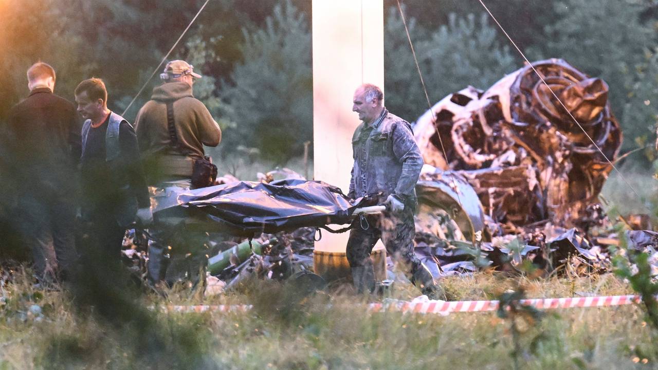 Menschen tragen einen Leichensack aus dem Wrack eines in Russland abgestürzten Privatjets, in dem auch Jewgeni Prigoschin gesessen haben soll.