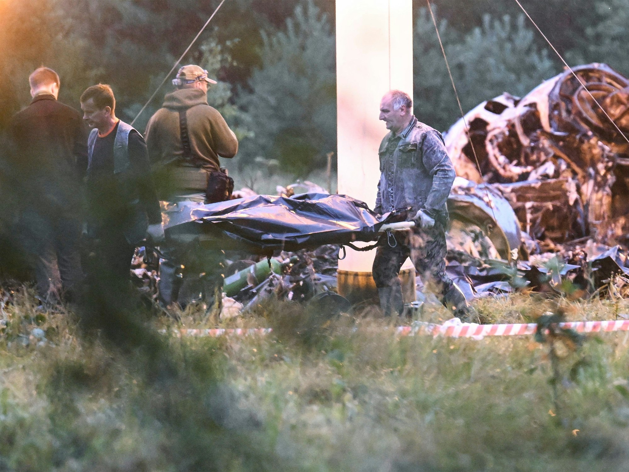 Menschen tragen einen Leichensack aus dem Wrack eines abgestürzten Privatjets in der Nähe des Dorfes Kuschenkino in der Region Twer. Der russische Söldnerführer Jewgeni Prigoschin ist nach Angaben seines Telegram-Kanals Grey Zone vom Mittwoch tot.