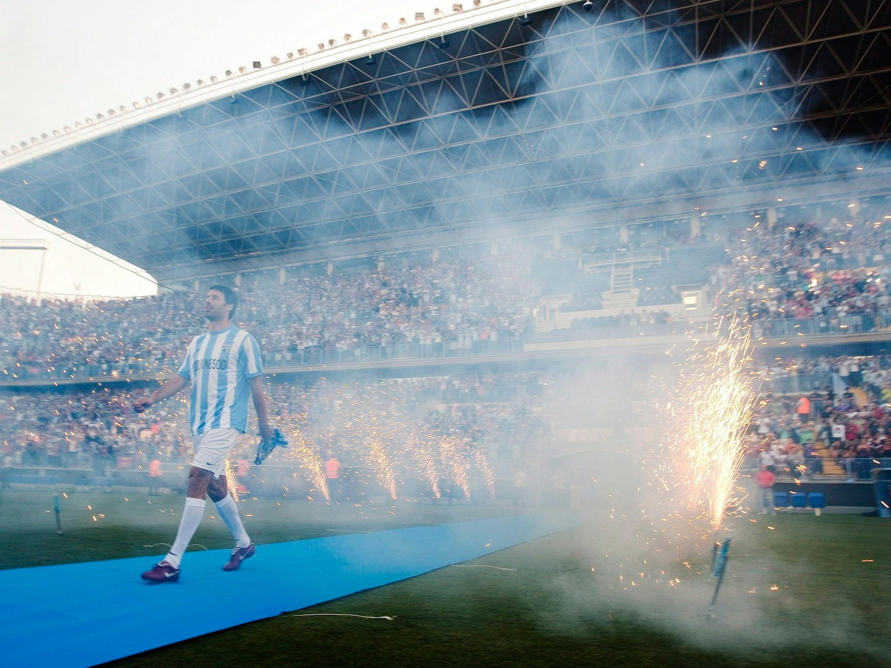Ruud Van Nistelrooy wird im Malaga-Stadion als Neuzugang präsentiert.
