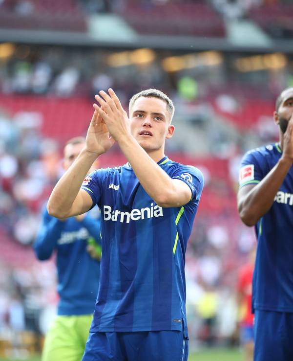 Piero Hincapie, Florian Wirtz und Jonathan Tah applaudieren den eigenen Fans nach einer Partie gegen den VfB Stuttgart am 19. September 2021.