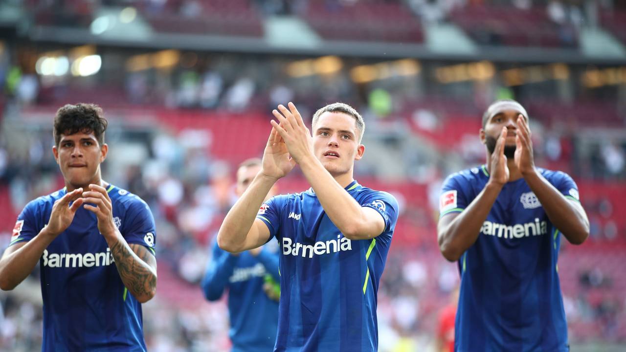 Piero Hincapie, Florian Wirtz und Jonathan Tah applaudieren den eigenen Fans nach einer Partie gegen den VfB Stuttgart am 19. September 2021.
