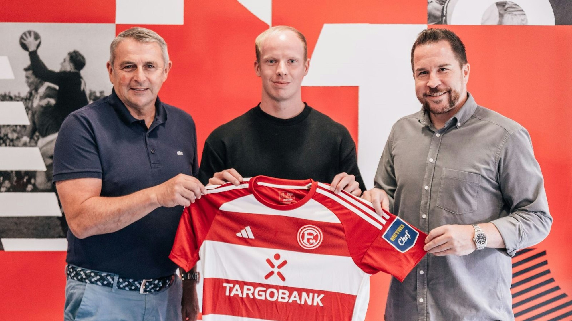 Fortuna Düsseldorfs Sport-Vorstand Klaus Allofs, Neuverpflichtung Dennis Jastrzembski und Sportdirektor Christian Weber (v.l.) posieren für ein Foto.