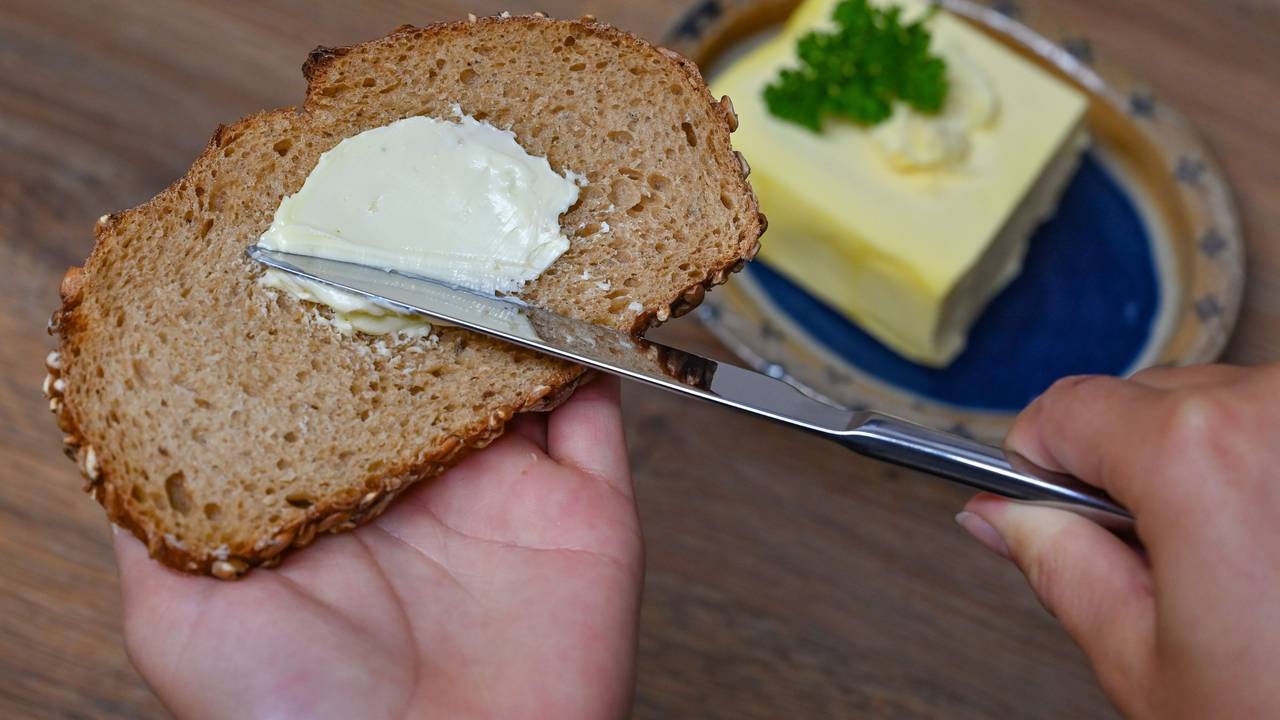 Eine Person streicht Butter auf eine Scheibe Brot. Symbolbild für Brot-Rückruf.