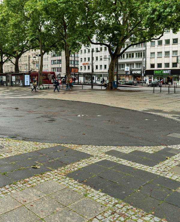 Erdplatte an alter Brunnen-Anlage am Kölner Neumarkt. Dort soll wieder ein Brunnen entstehen.