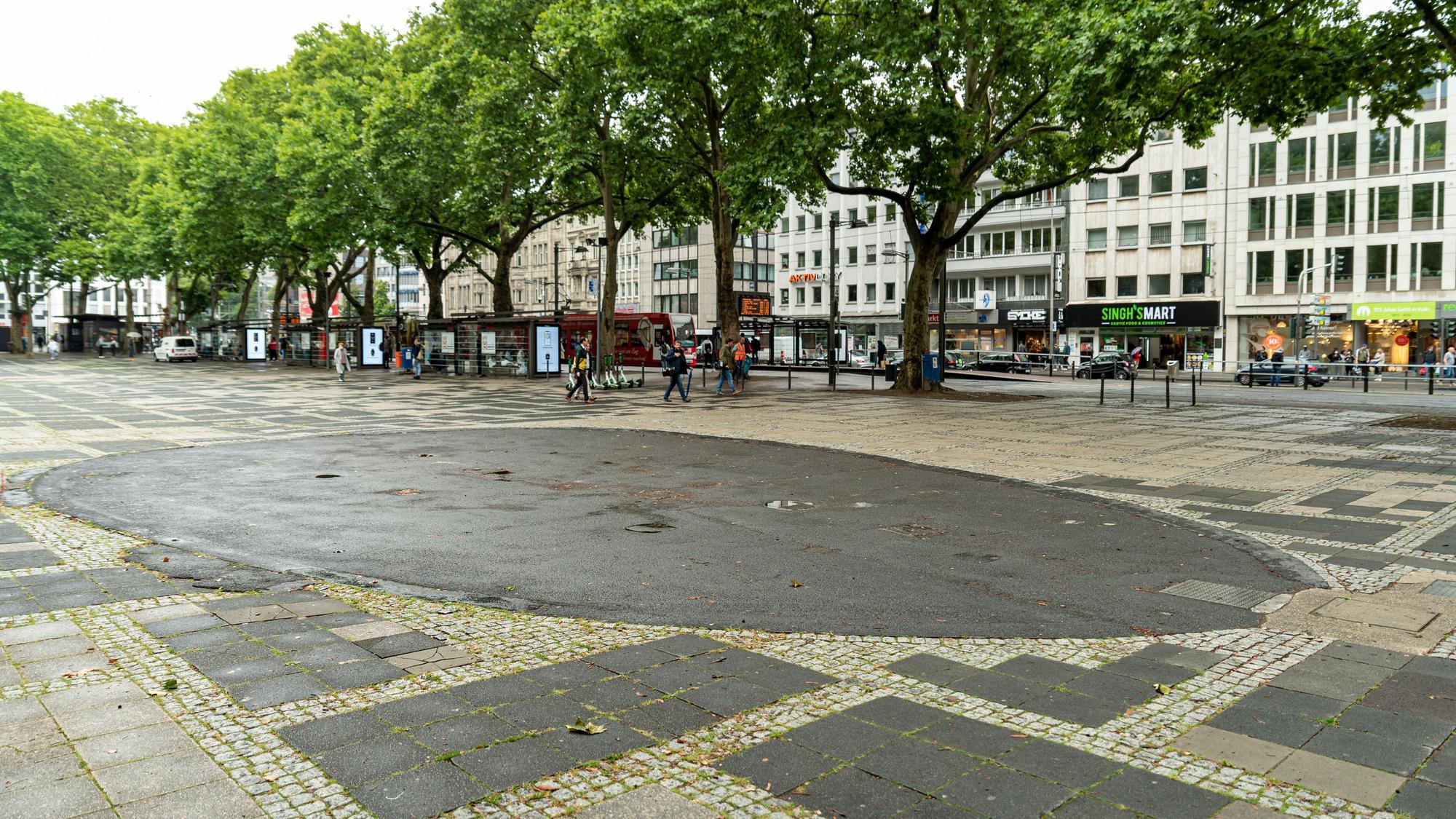 Erdplatte an alter Brunnen-Anlage am Kölner Neumarkt. Dort soll wieder ein Brunnen entstehen.