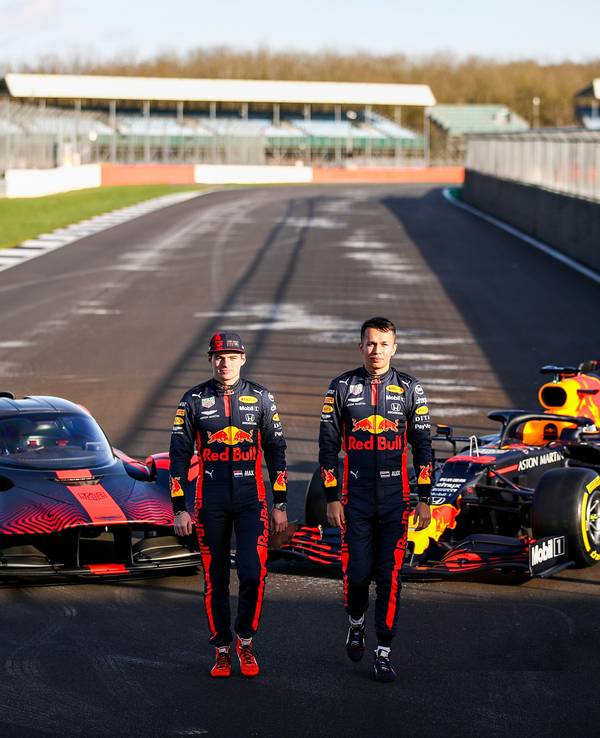 Max Verstappen und Alexander Albon vor dem Formel1-Wagen und dem Aston Martin Valkyrie in Silverstone am 12. Februar 2020.