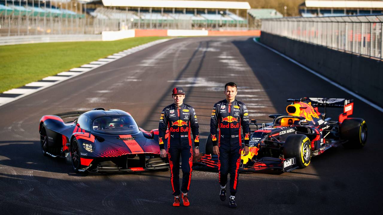 Max Verstappen und Alexander Albon vor dem Formel1-Wagen und dem Aston Martin Valkyrie in Silverstone am 12. Februar 2020.