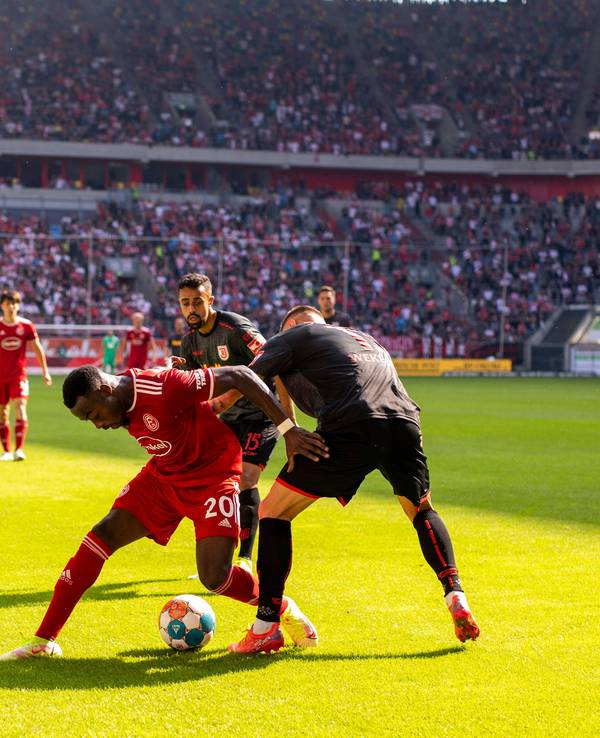 Khaled Narey im Fortuna-Trikot in Aktion.