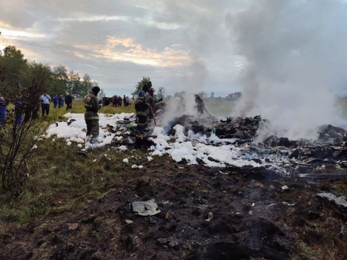 Das vom russischen Ermittlungskomitee veröffentlichte und von der chinesischen staatlichen Nachrichtenagentur XINHUA bereitgestelltes Foto soll die Absturzstelle eines Privatflugzeugs in der Region Twer zeigen.