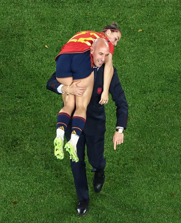 This picture taken on August 20, 2023 shows President of the Royal Spanish Football Federation Luis Rubiales carrying Spain's Athenea del Castillo Beivide on his shoulder as they celebrate winning the Australia and New Zealand 2023 Women's World Cup final football match between Spain and England at Stadium Australia in Sydney. (Photo by DAVID GRAY / AFP)