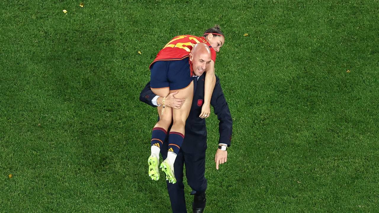 This picture taken on August 20, 2023 shows President of the Royal Spanish Football Federation Luis Rubiales carrying Spain's Athenea del Castillo Beivide on his shoulder as they celebrate winning the Australia and New Zealand 2023 Women's World Cup final football match between Spain and England at Stadium Australia in Sydney. (Photo by DAVID GRAY / AFP)