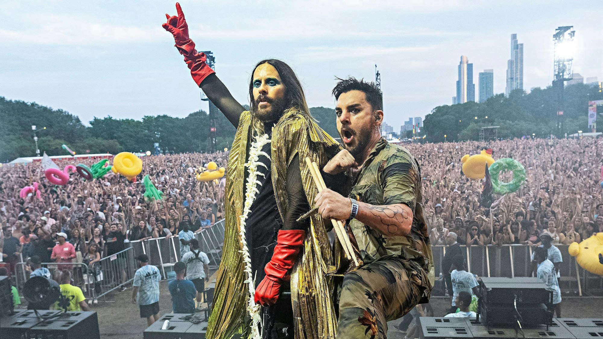 Jared und Shannon Leto vor einem großen Publikum.