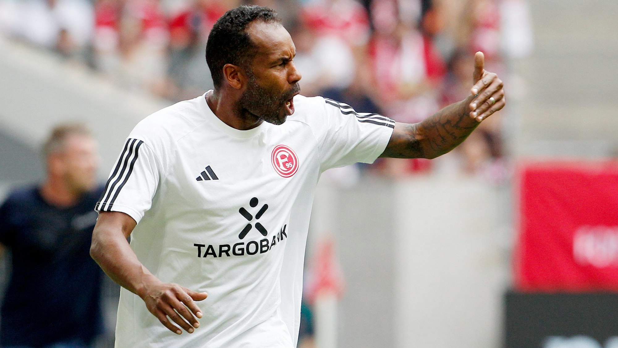 Fortuna Düsseldorfs Trainer Daniel Thioune gestikuliert an der Seitenlinie.