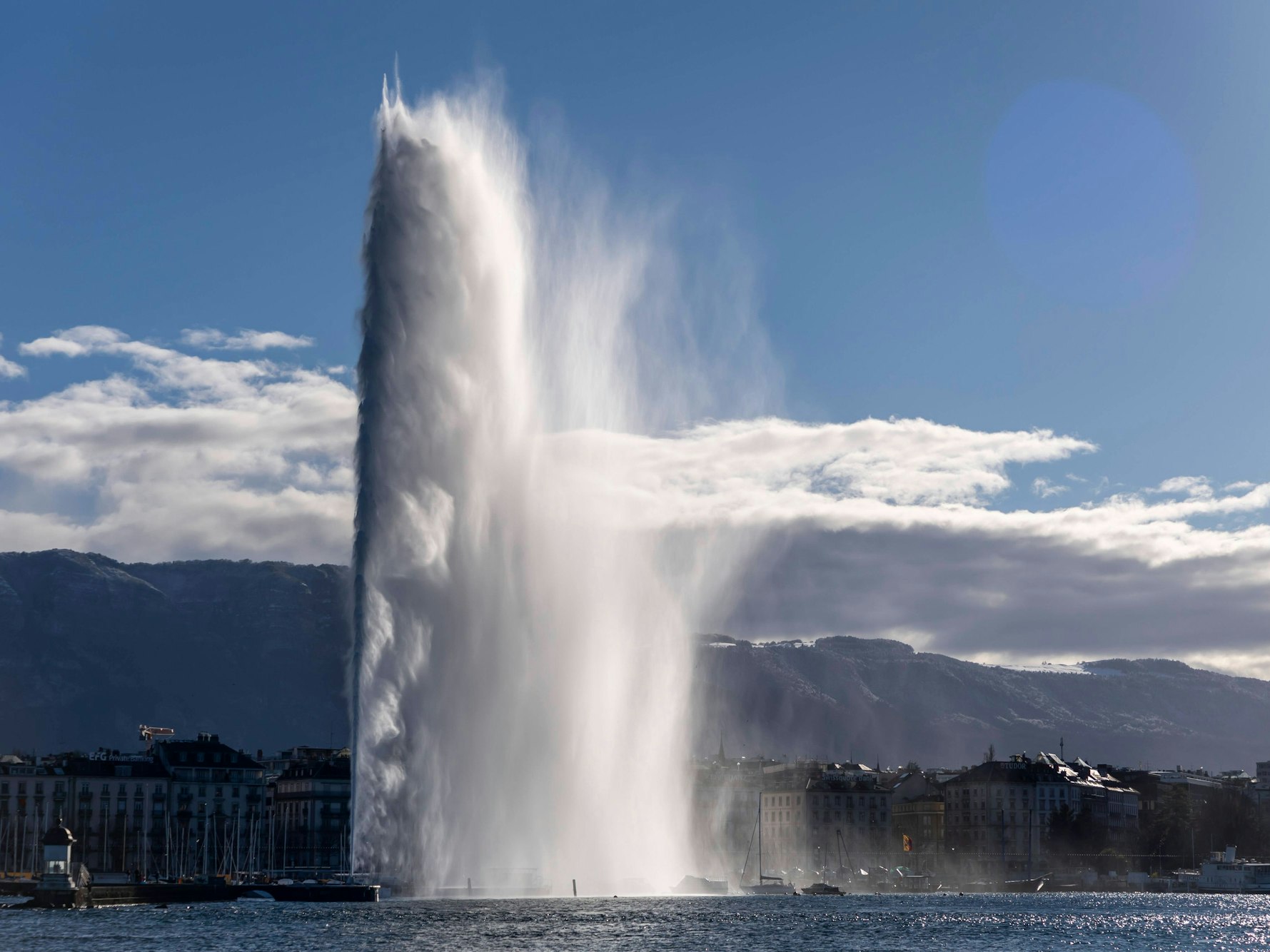 Die riesige Fontäne Jet d'Eau in Genf schießt Wasser bis in eine Höhe von 140 Metern.