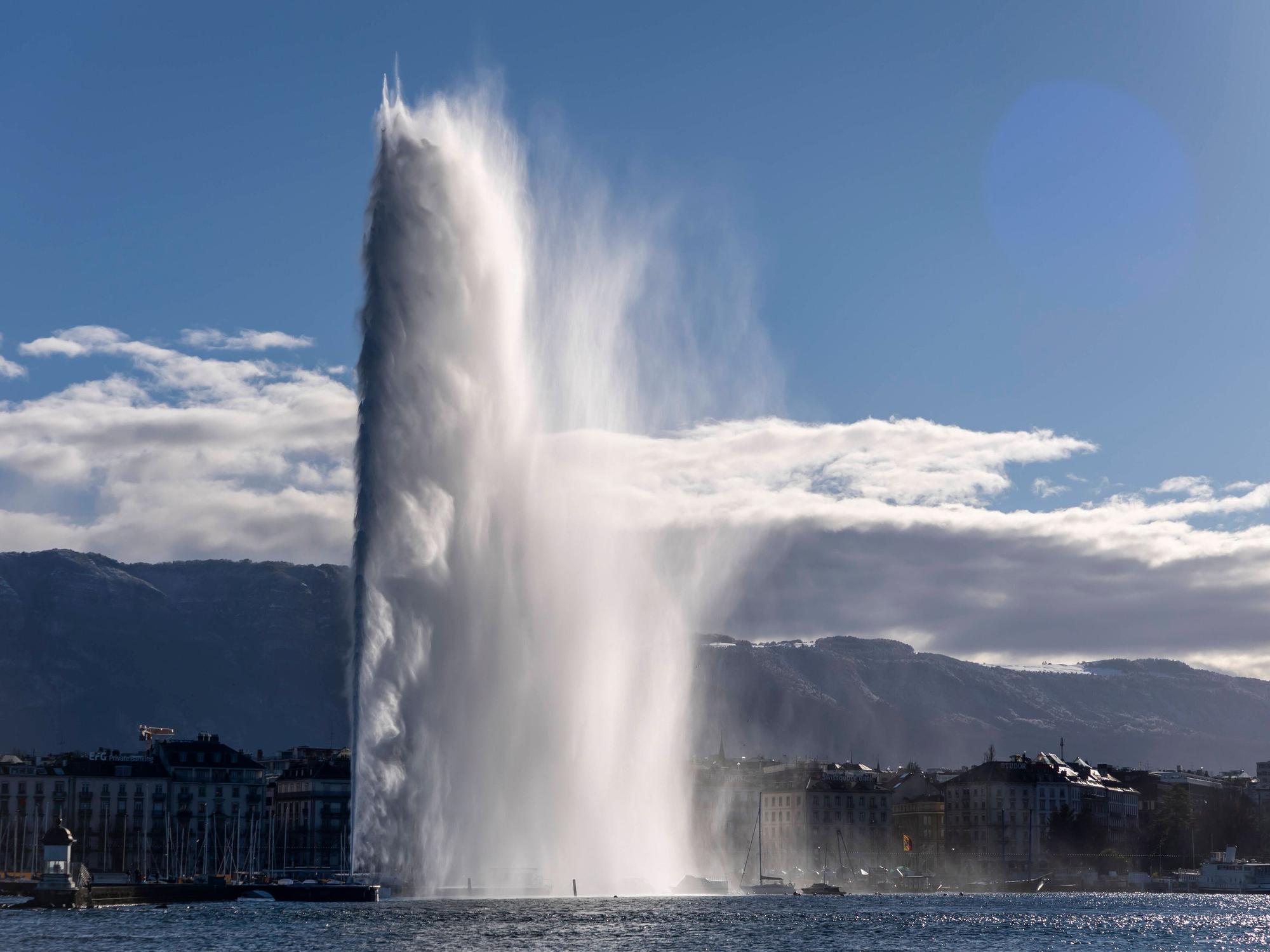 Die riesige Fontäne Jet d'Eau in Genf schießt Wasser bis in eine Höhe von 140 Metern.