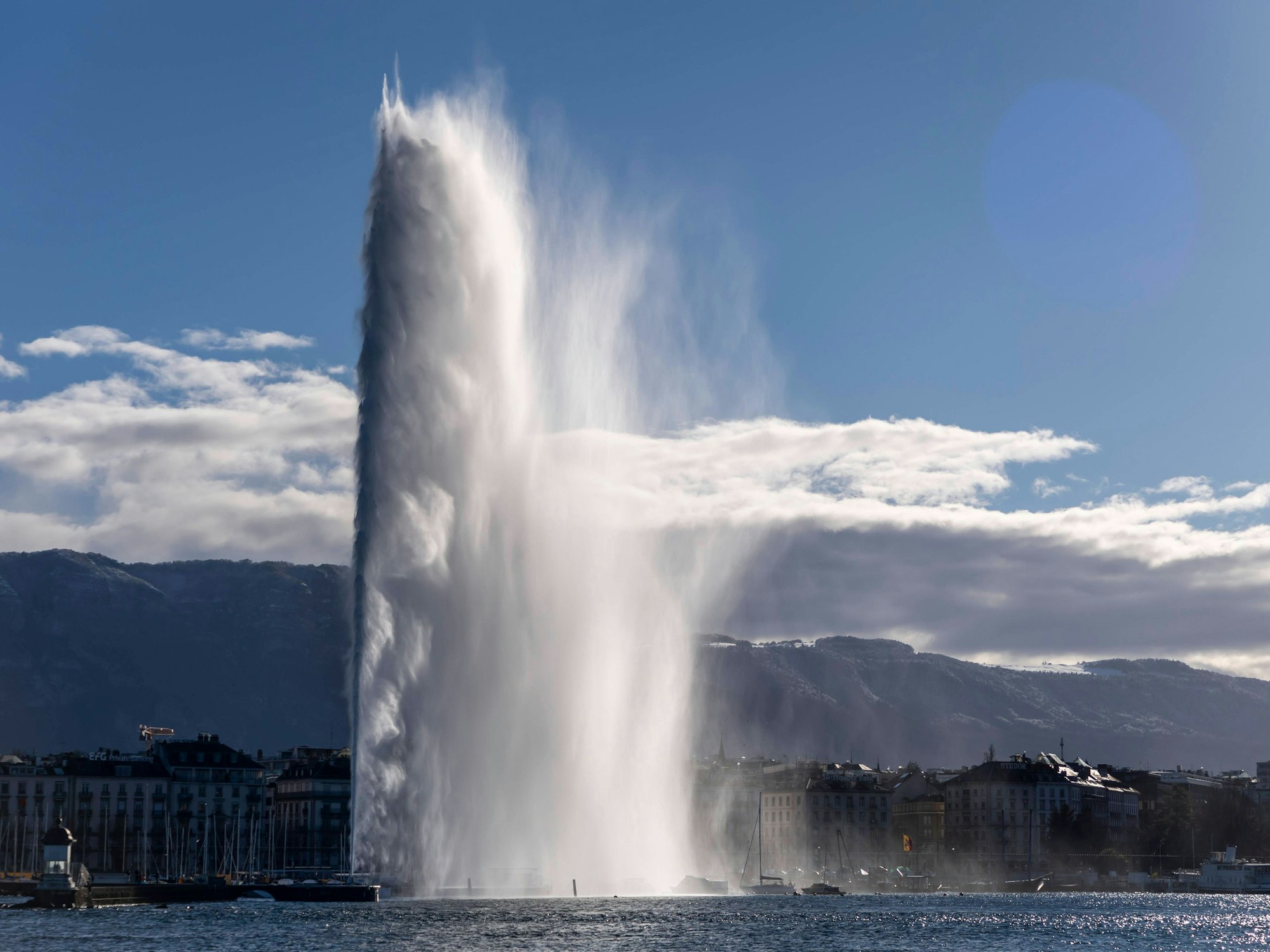 Die riesige Fontäne Jet d'Eau in Genf schießt Wasser bis in eine Höhe von 140 Metern.
