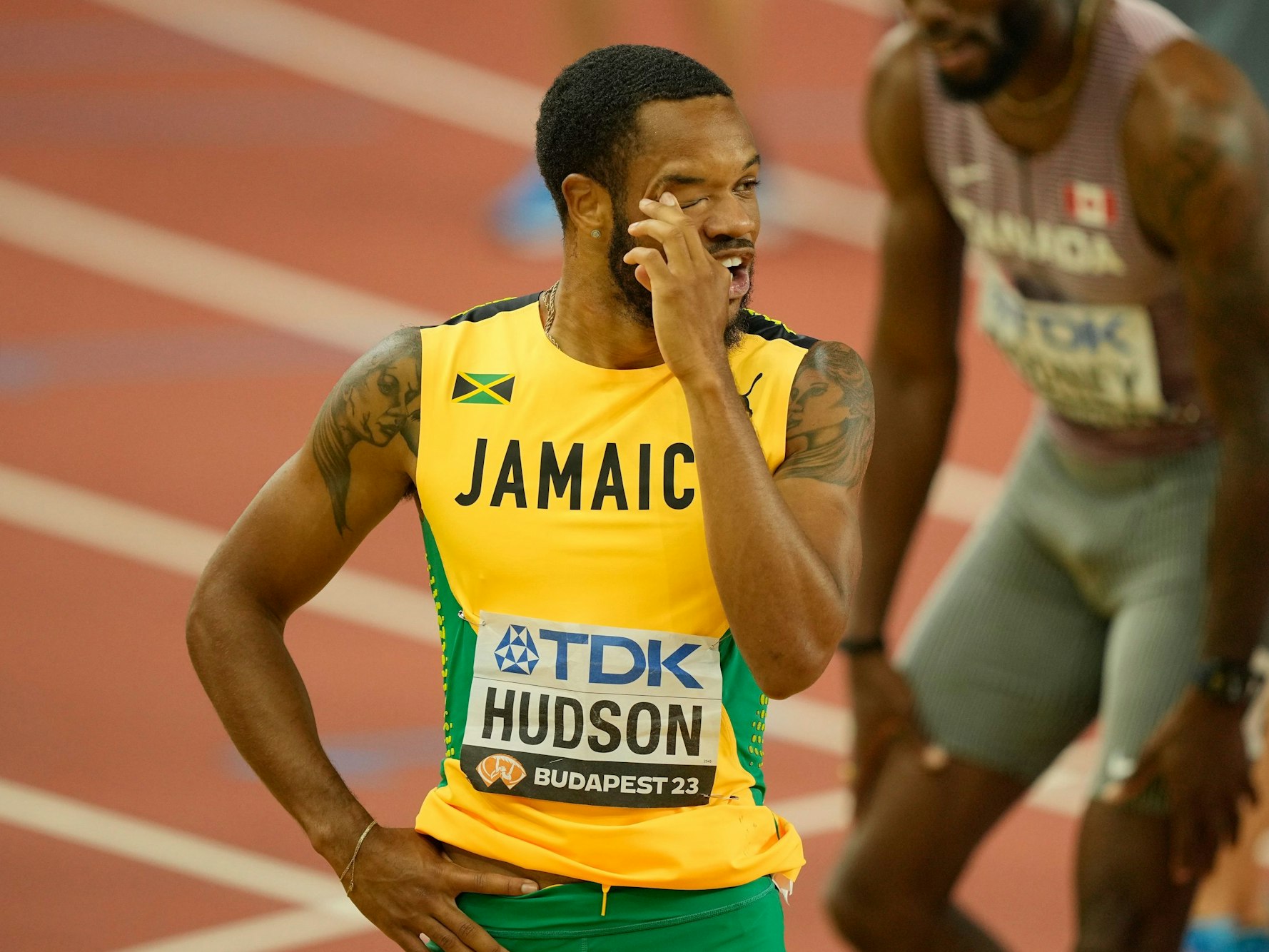 Jamaika-Sprinter Andrew Hudson steht auf der Bahn.