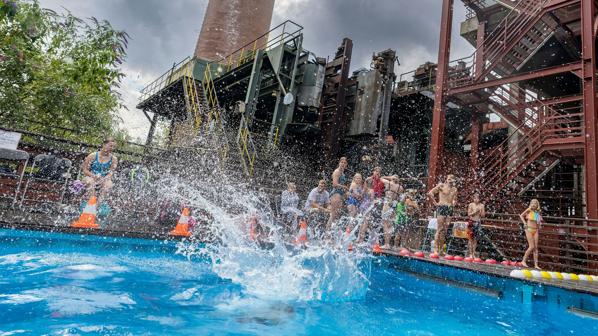 Ein Badegast springt ins Wasser.