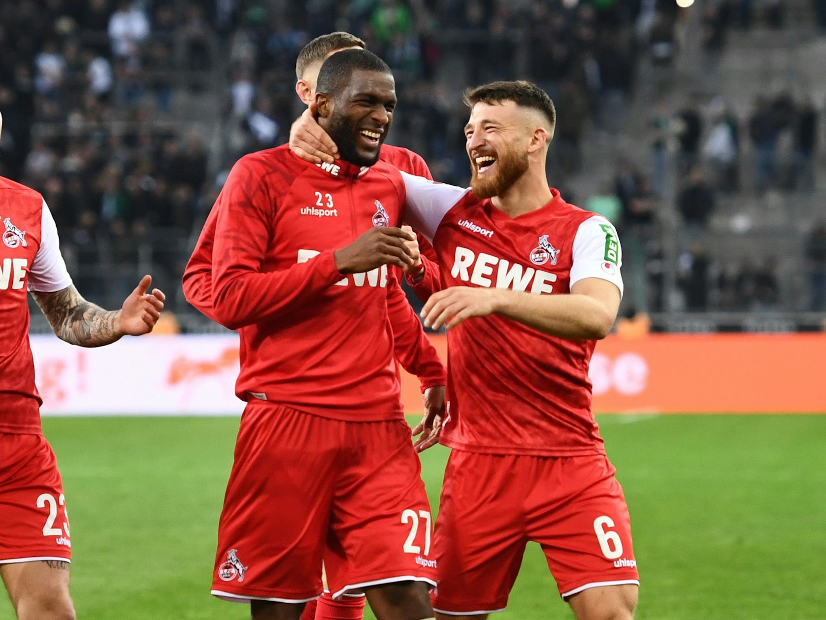 Salih Özcan (r.) und Anthony Modeste jubeln gemeinsam über den Sieg in Gladbach.