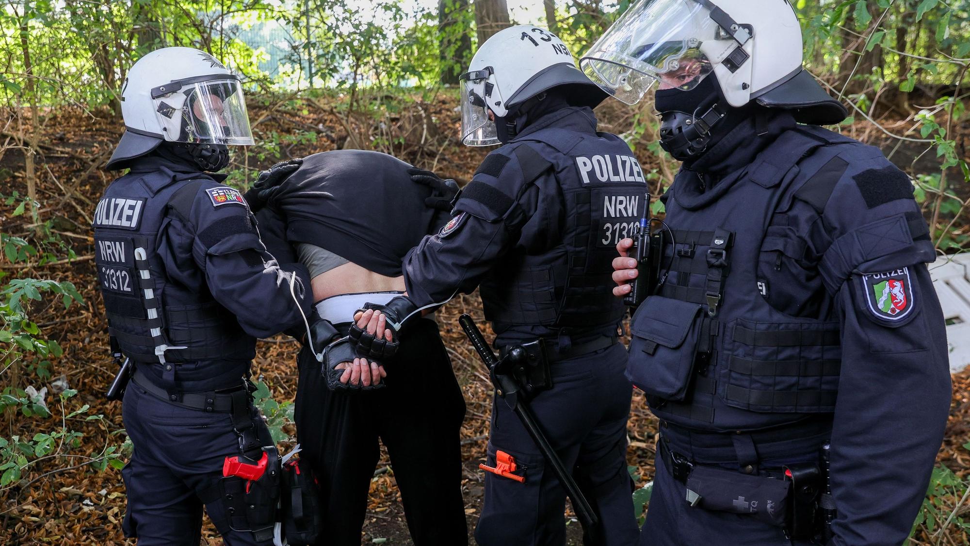 Hundertschaften der Bereitschaftspolizei trainieren am Rhein-Energie-Stadion den Einsatz bei Fußballspielen.