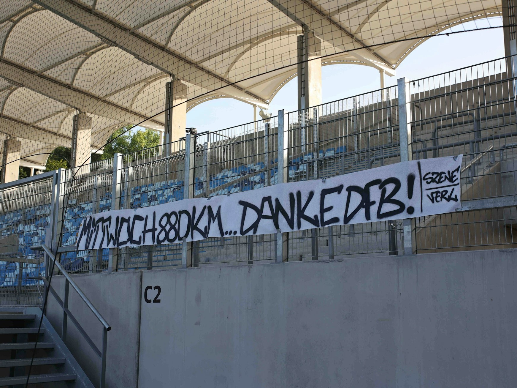 Protest-Banner der Fans des SC Verl beim Auswärtsspiel in Saarbrücken.