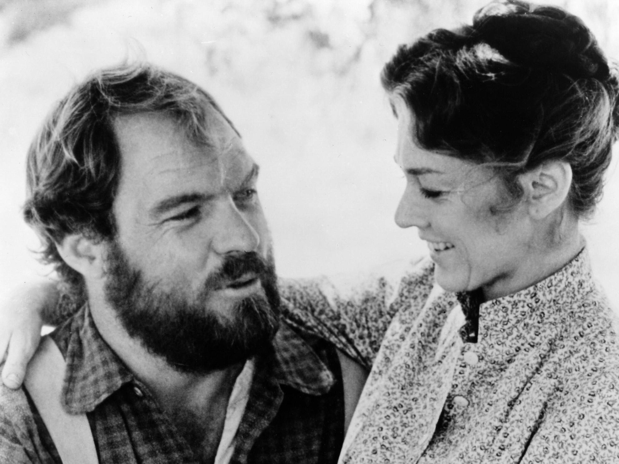 Hersha Parady und der ehemalige NFL-Star Merlin Olsen wurden 1977 in der Eröffnungsfolge der vierten Staffel von „Unsere kleine Farm“ vorgestellt, als Alice und Jonathan Garvey.