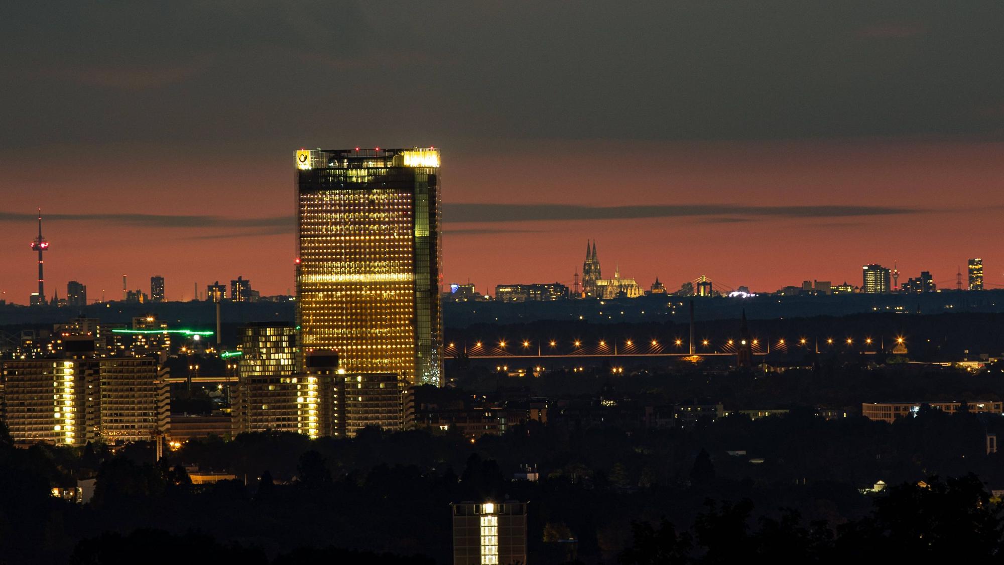Blick vom Rodderberg auf die Skyline von Bonn. Im Hintergrund sind links der Colonius, der Kölner Dom und der Rheinturm zu sehen. Das Foto wurde am 10. Juli 2020 aufgenommen.