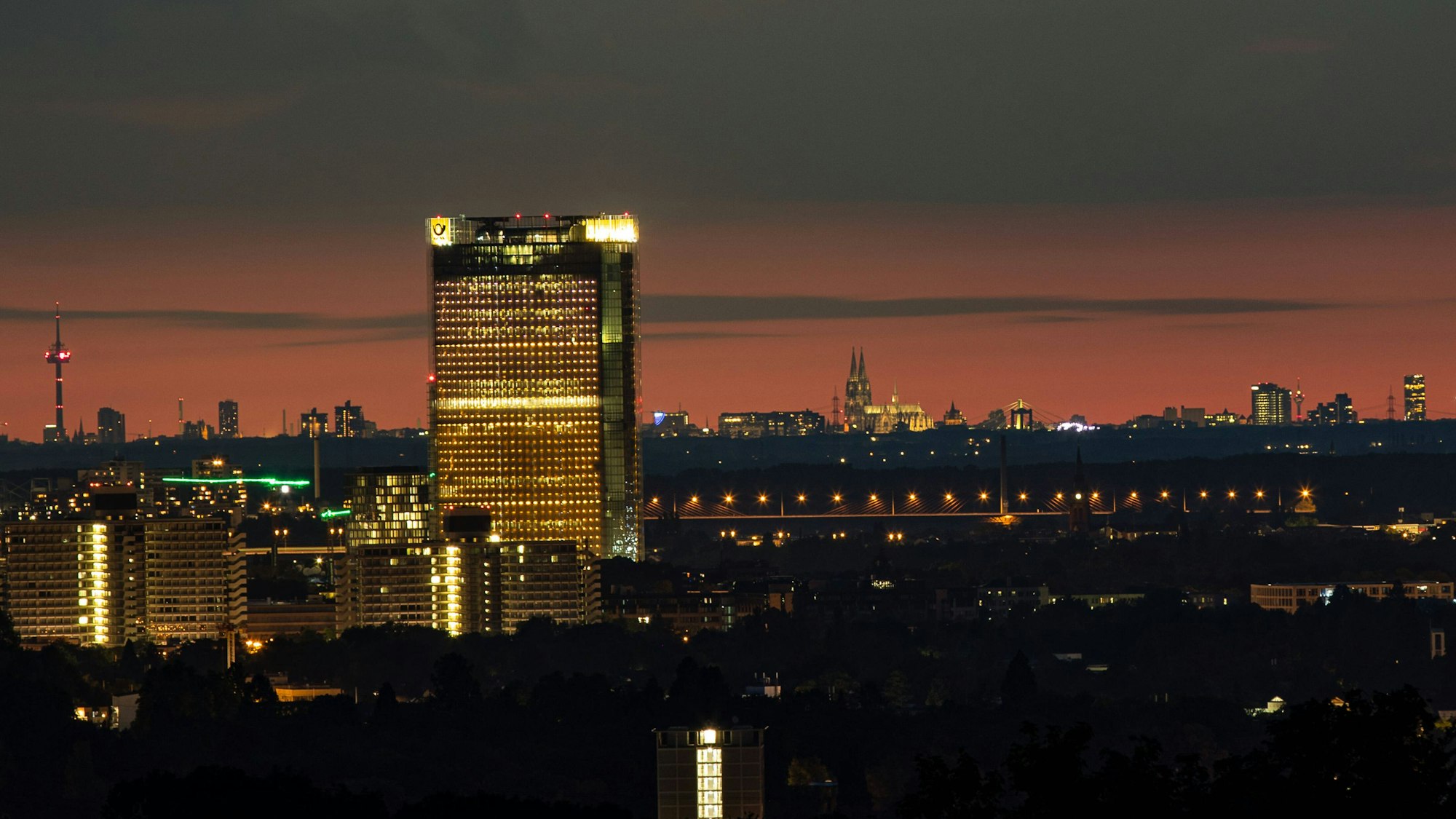 Blick vom Rodderberg auf die Skyline von Bonn. Im Hintergrund sind links der Colonius, der Kölner Dom und der Rheinturm zu sehen. Das Foto wurde am 10. Juli 2020 aufgenommen.
