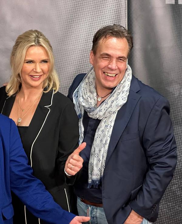 Lutz Heineking JR (links), Veronica Ferres und Johannes Erlemann lächeln in die Kamera.