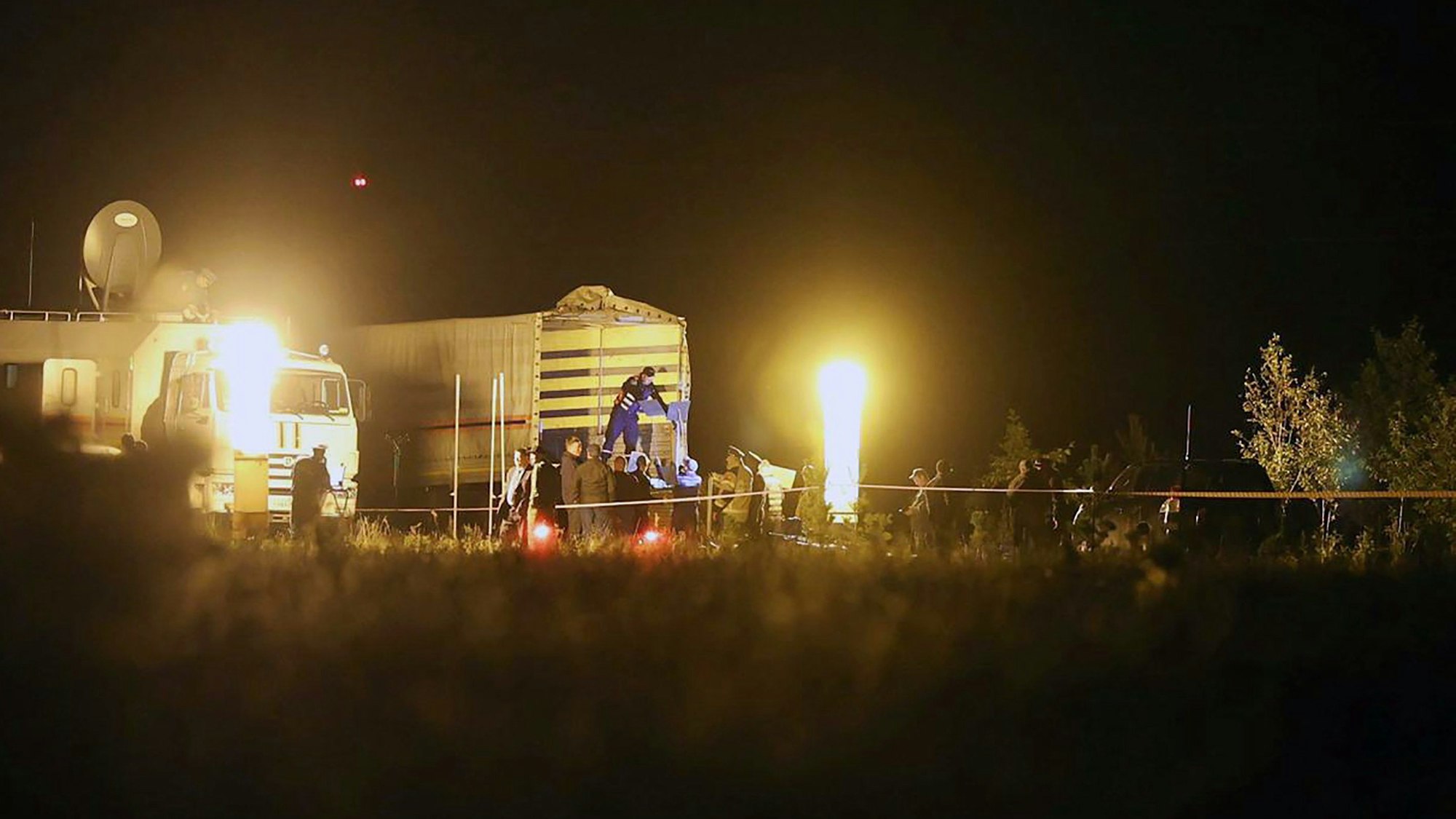 Das von der russsichen staatlichen Nachrichtenagentur Tass über die chinesische staatlichen Nachrichtenagentur XINHUA bereitgestellte Foto soll Rettungskräfte an der Absturzstelle eines Privatflugzeugs in der Region Twer zeigen.