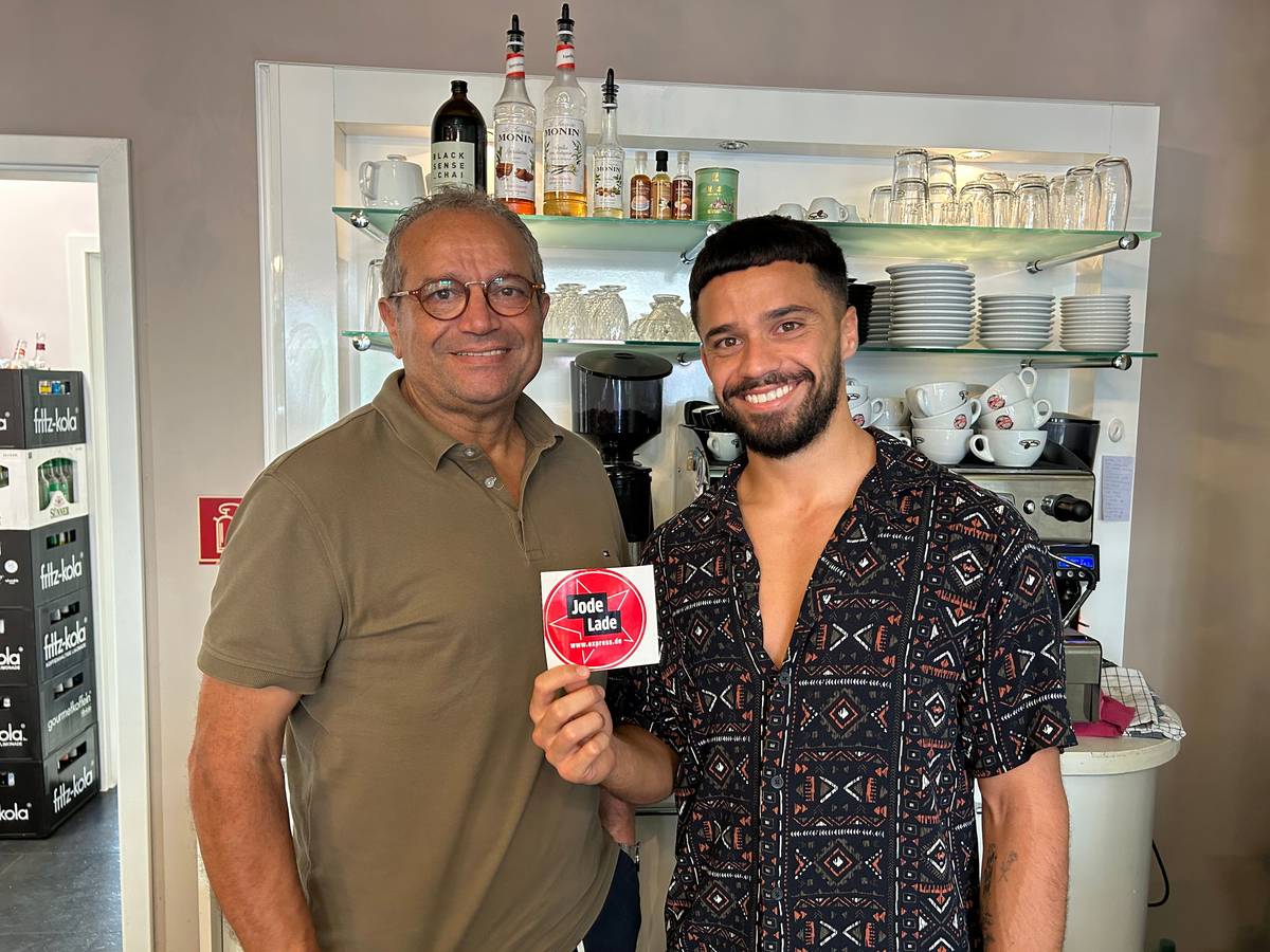 Inhaber Fabian Djemail gemeinsam mit seinem Vater im Café Mimilou.