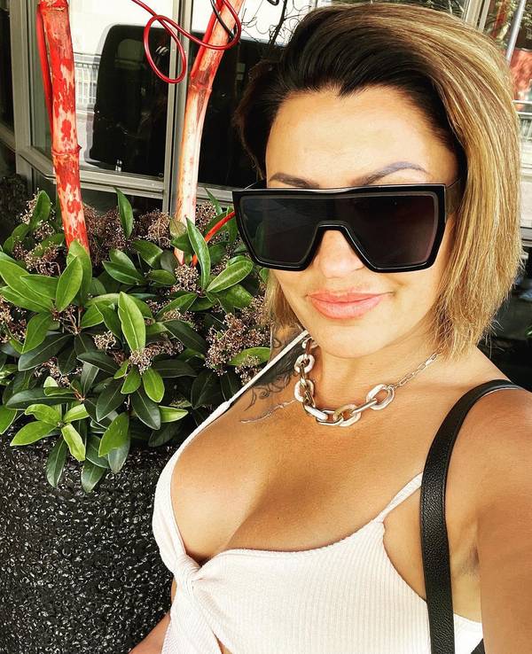 Jasmin Herren posiert im weißen Top und Sonnenbrille für ein Foto.