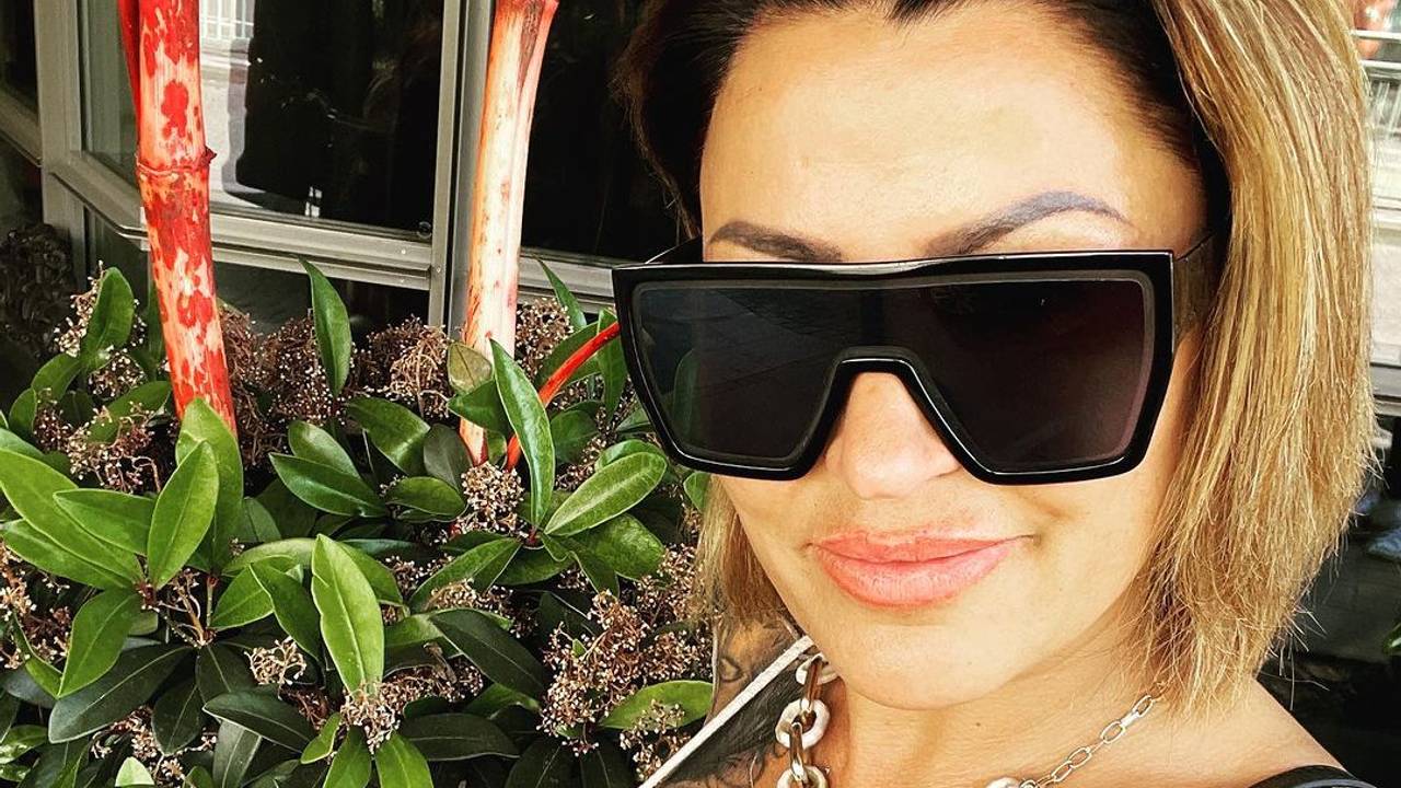 Jasmin Herren posiert im weißen Top und Sonnenbrille für ein Foto.