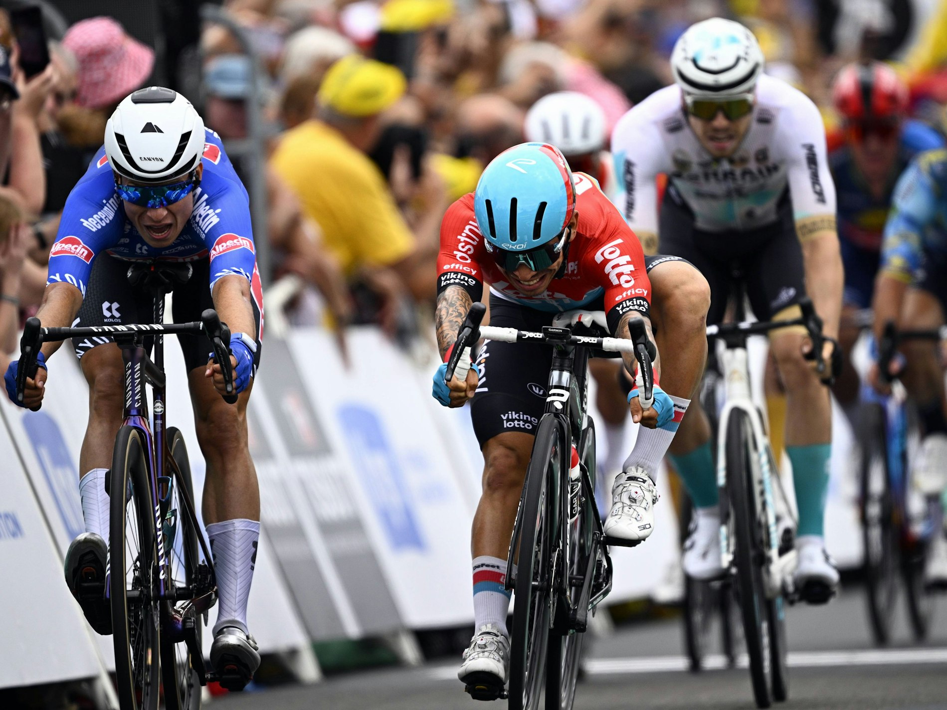 Unser Symbolbild zeigt ein Fahrerfeld am 4. Juli 2023 in Nogaro, Frankreich. Der belgische Radprofi Tijl De Decker ist nun bei einem Trainingsunfall tödlich verunglückt.